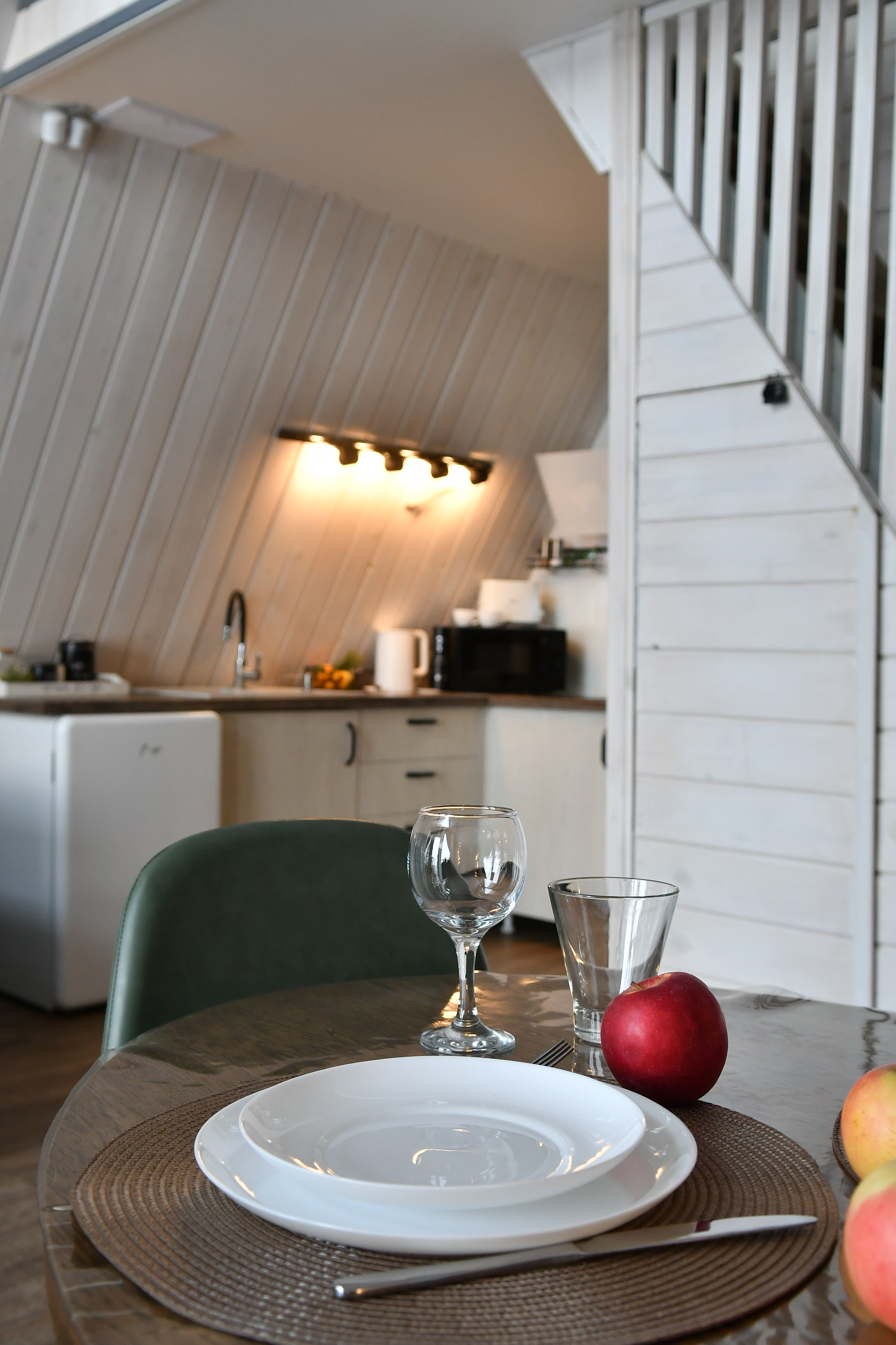 Отдых в А-фрейм домике у пруда