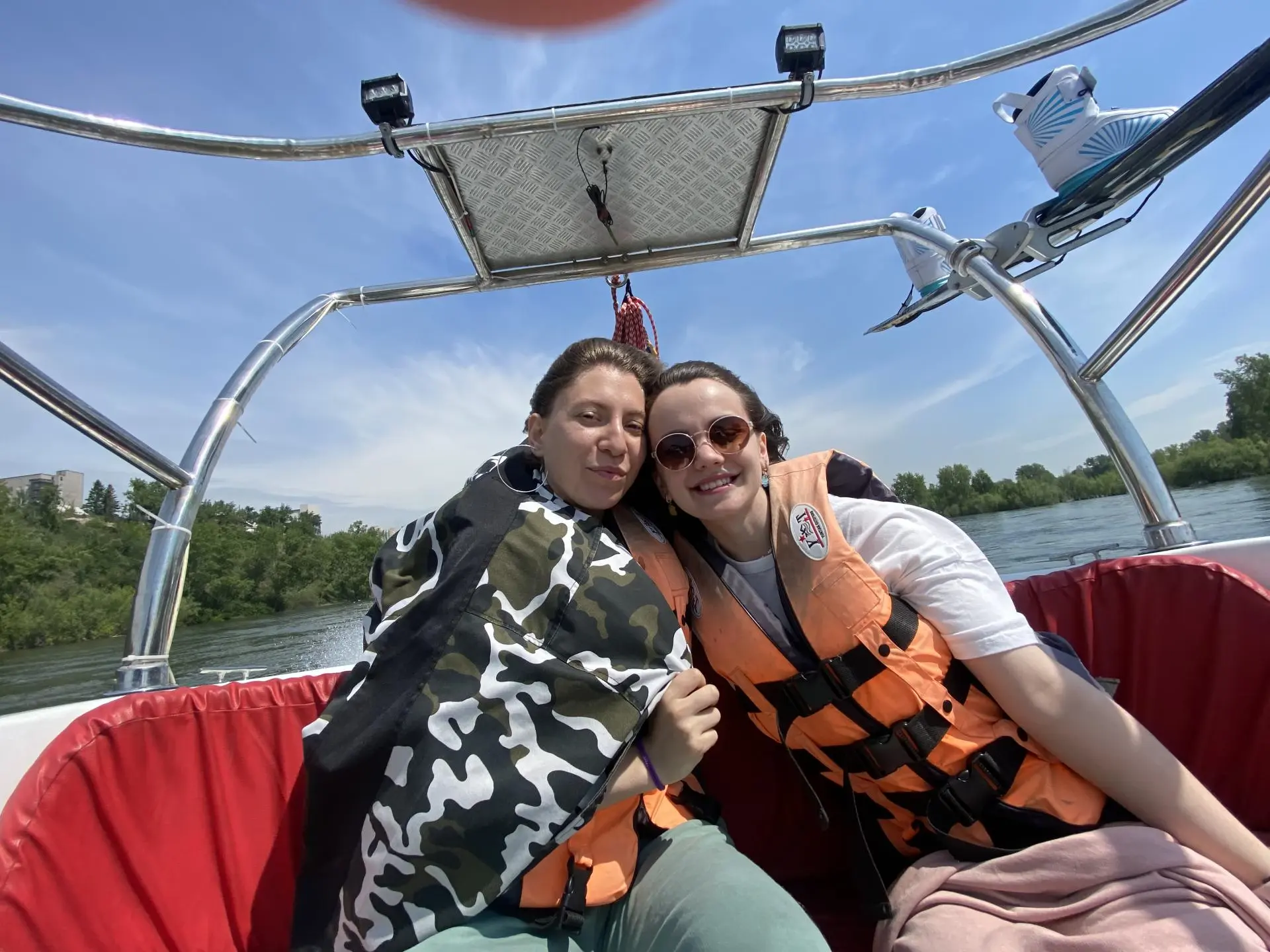 Прогулка на катере с ветерком по Енисею