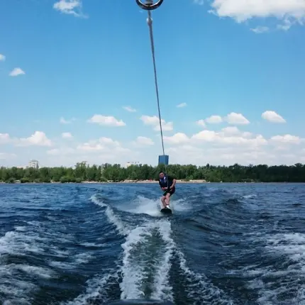 Урок вейкбординга на Енисее