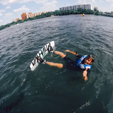 Урок вейкбординга на Енисее