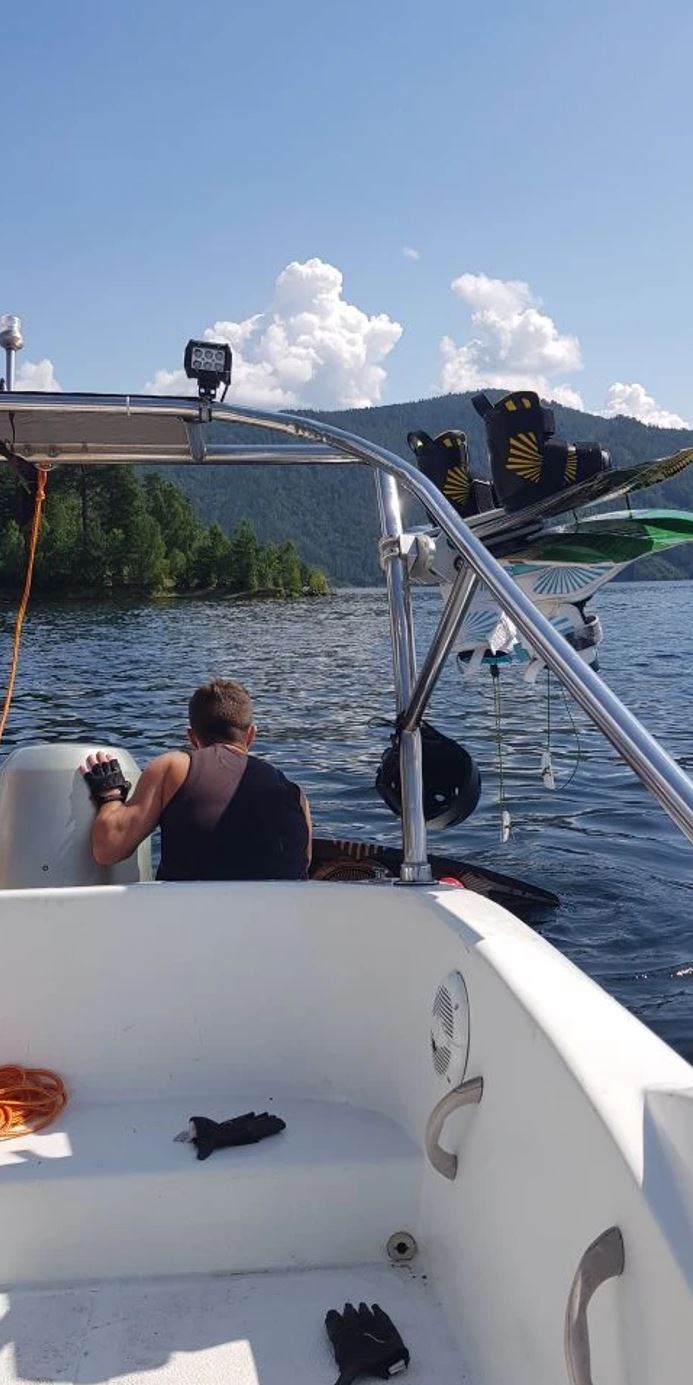 Урок вейкбординга на Енисее