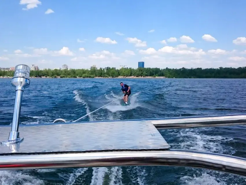 Катание на водных лыжах по Енисею