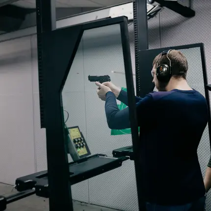 На огневом рубеже. Стрельба из пистолета по мишеням