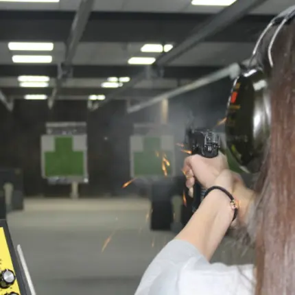 На огневом рубеже. Стрельба из пистолета по мишеням