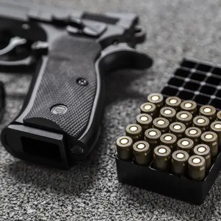 На огневом рубеже. Стрельба из пистолета по мишеням