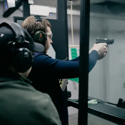 На огневом рубеже. Стрельба из пистолета по мишеням