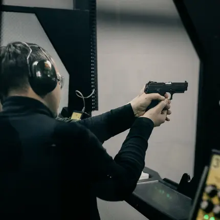 На огневом рубеже. Стрельба из пистолета по мишеням