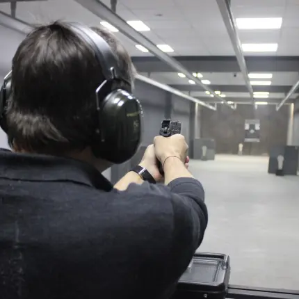 На огневом рубеже. Стрельба из пистолета по мишеням