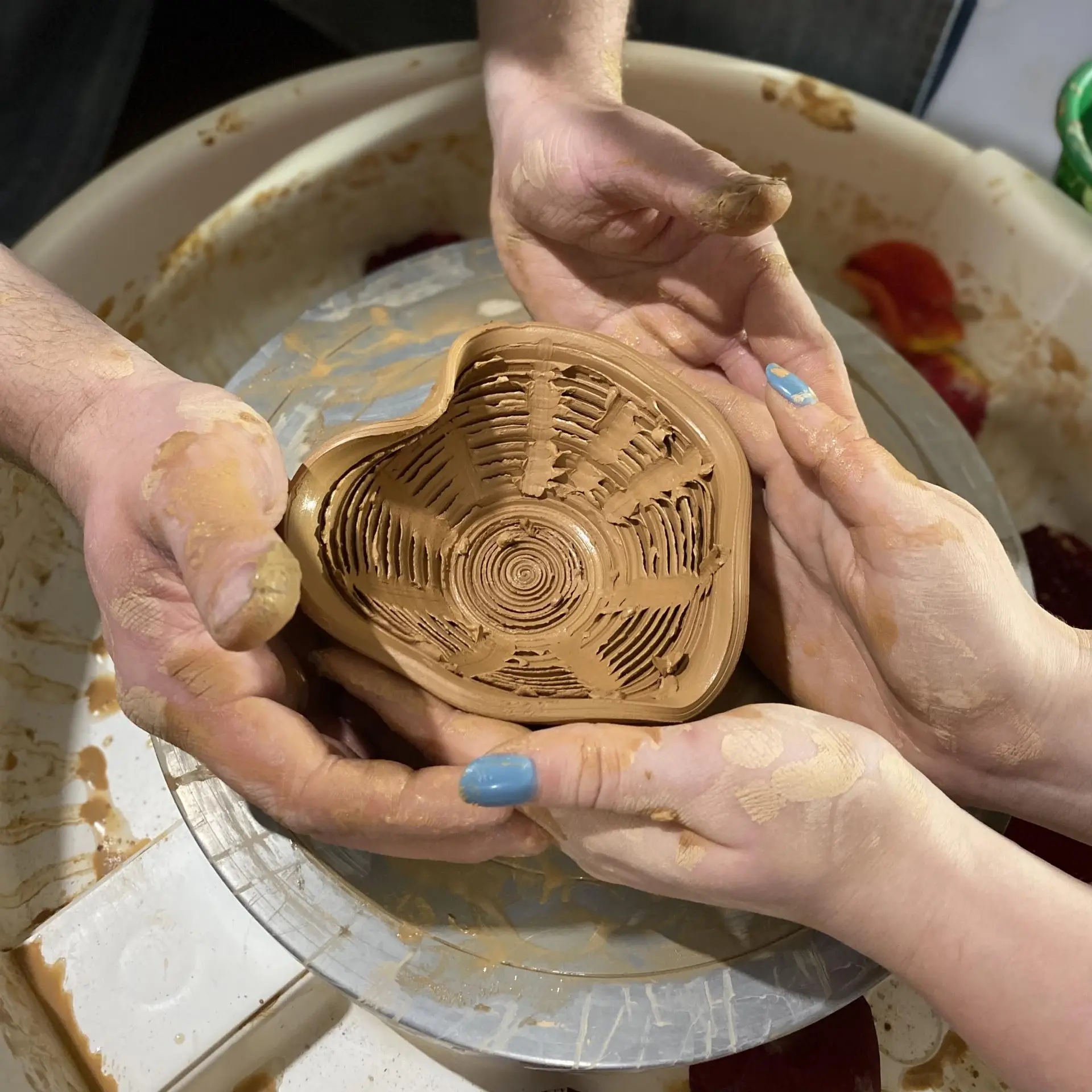 Романтическое свидание в гончарной студии