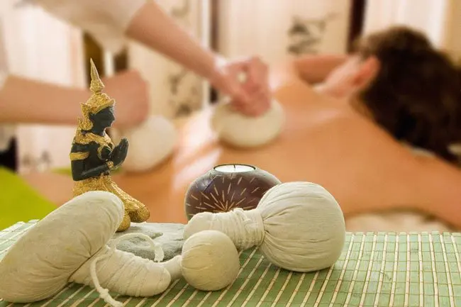 Тайский массаж травяными мешочками