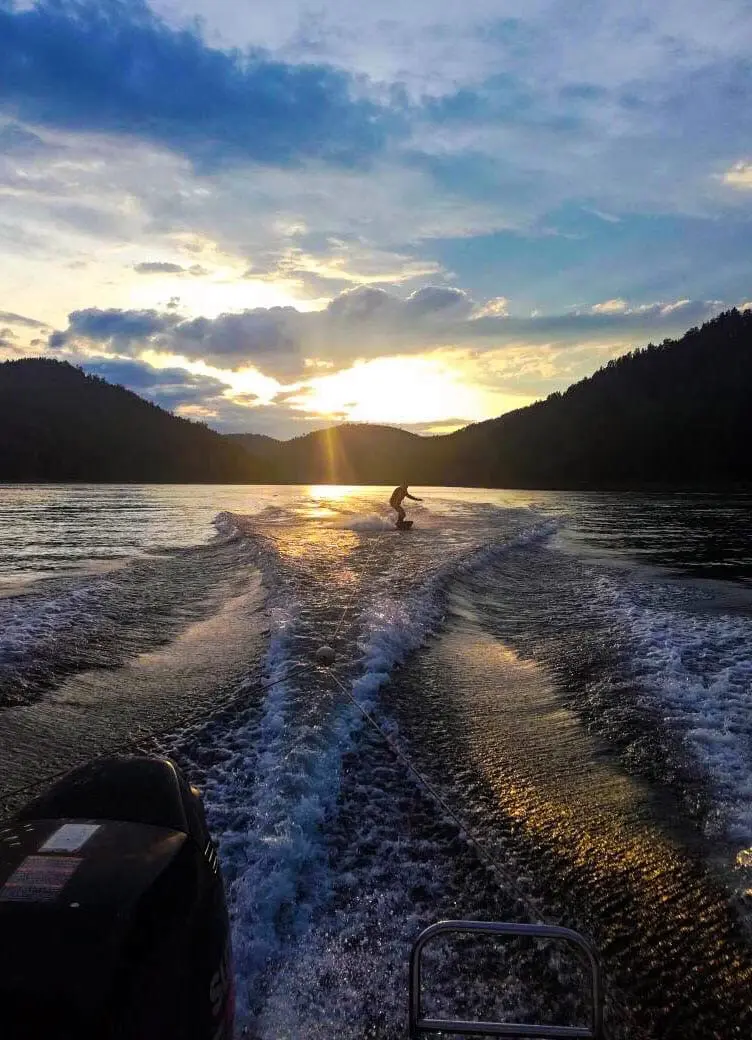 Катание на вейкборде для компании