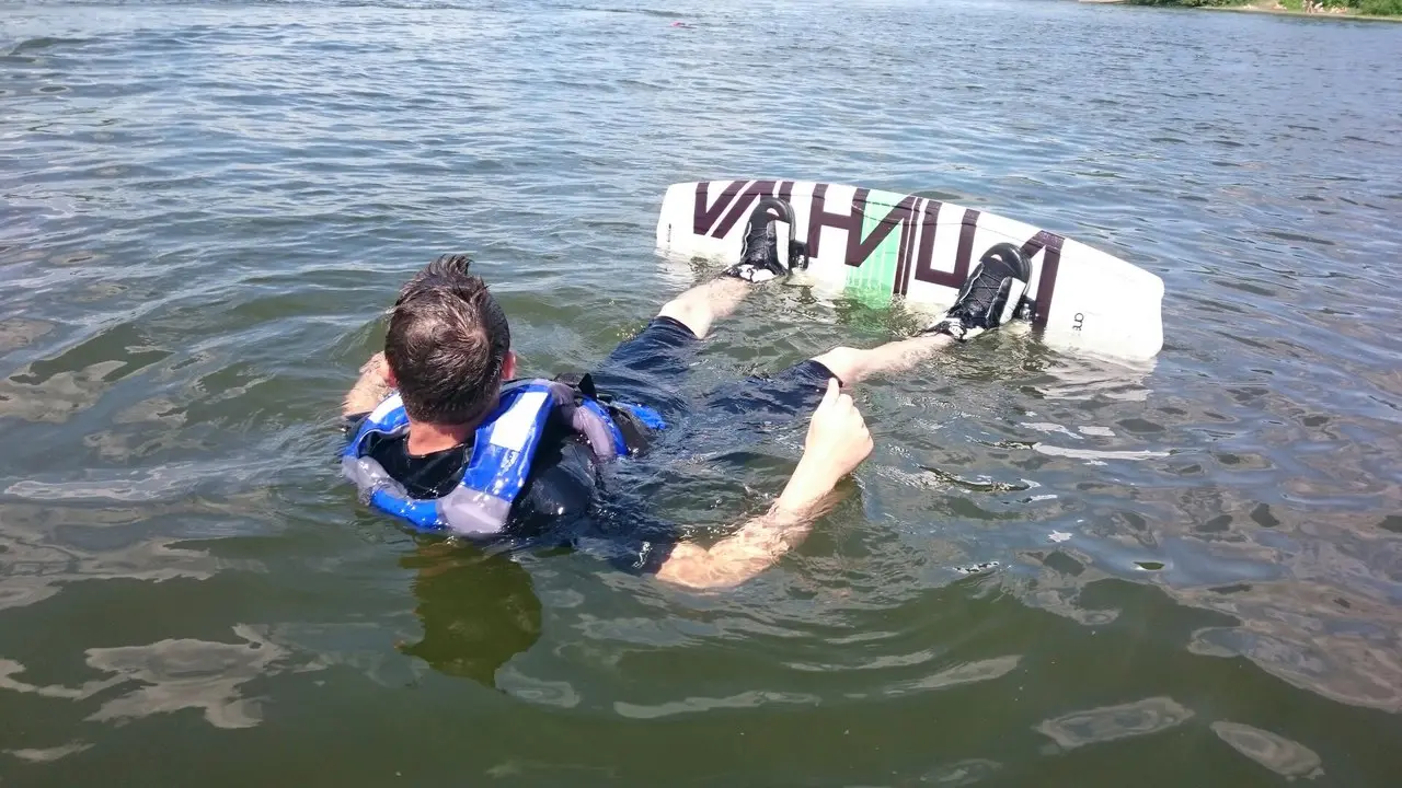 Катание на вейкборде для компании