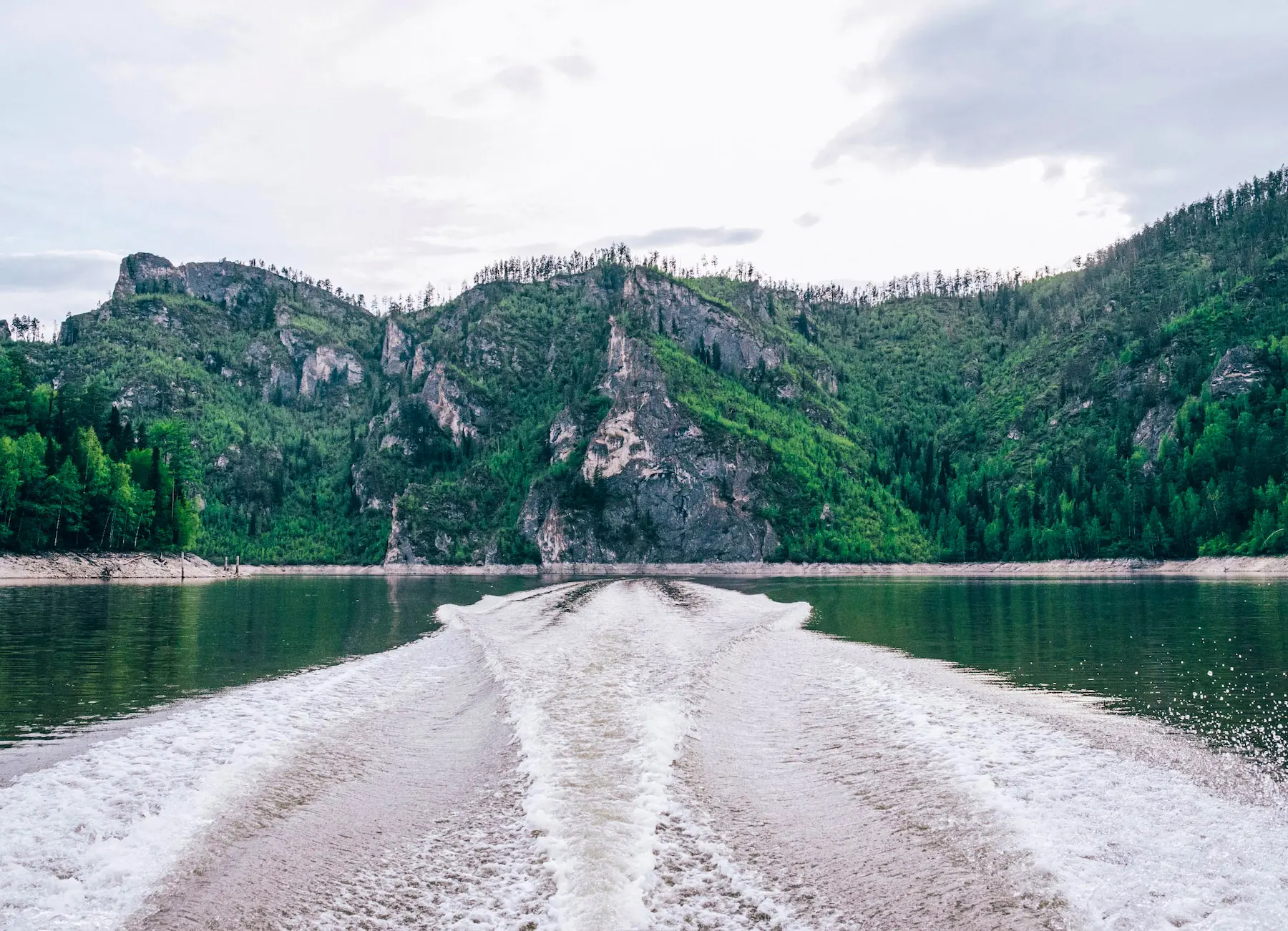 Катание на вейкборде для компании