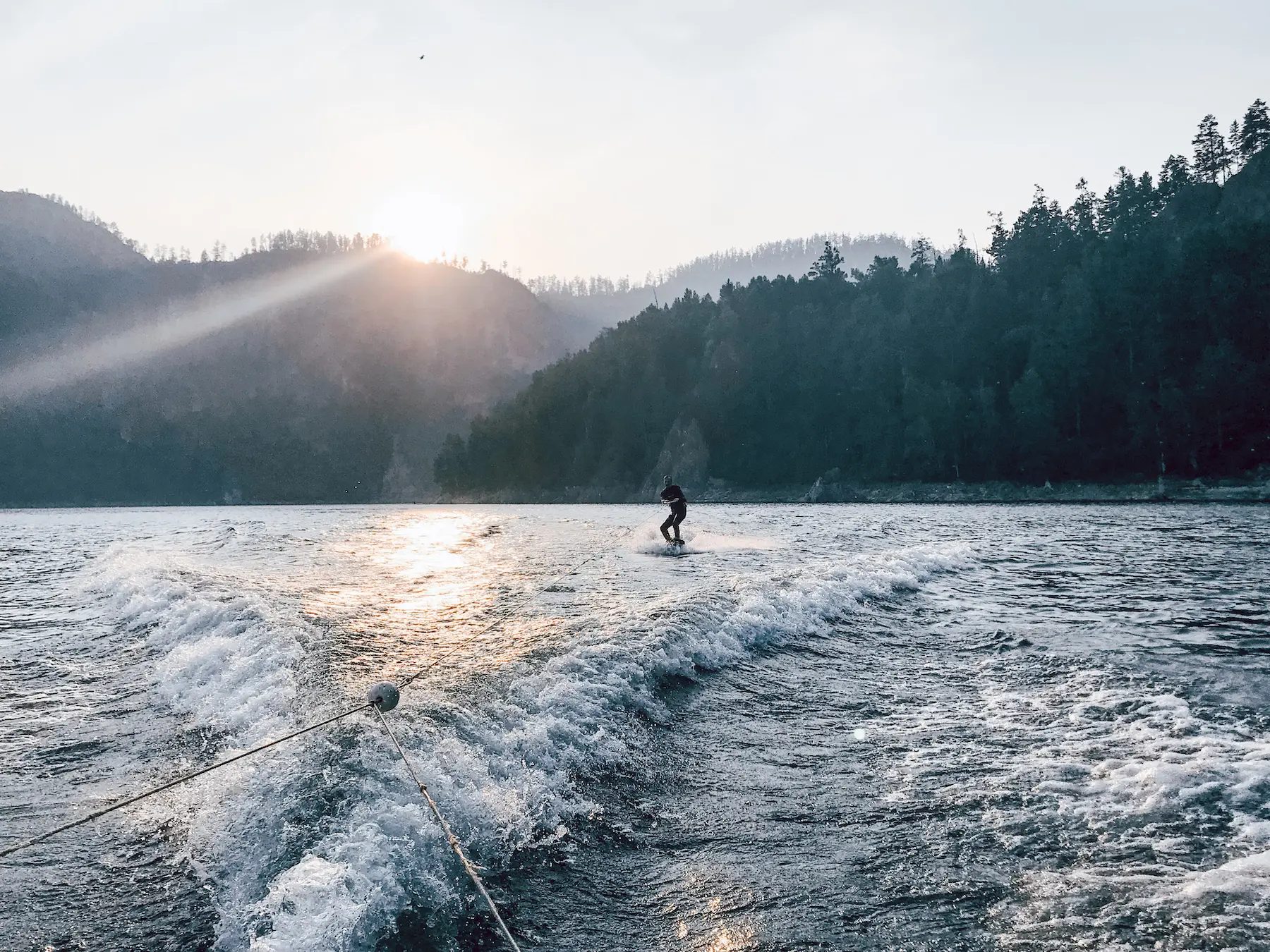 Катание на вейкборде для компании