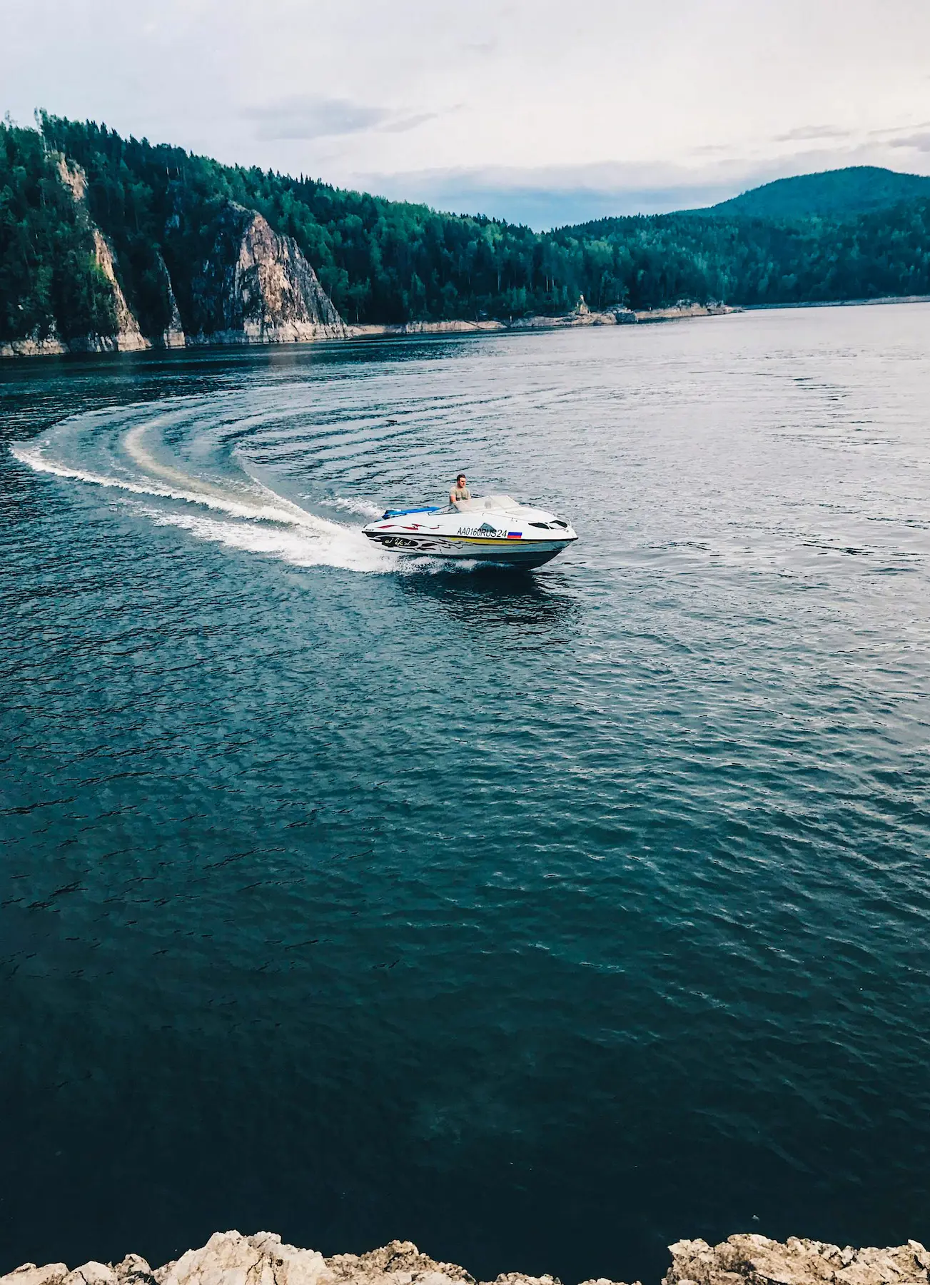 Катание на вейкборде для компании