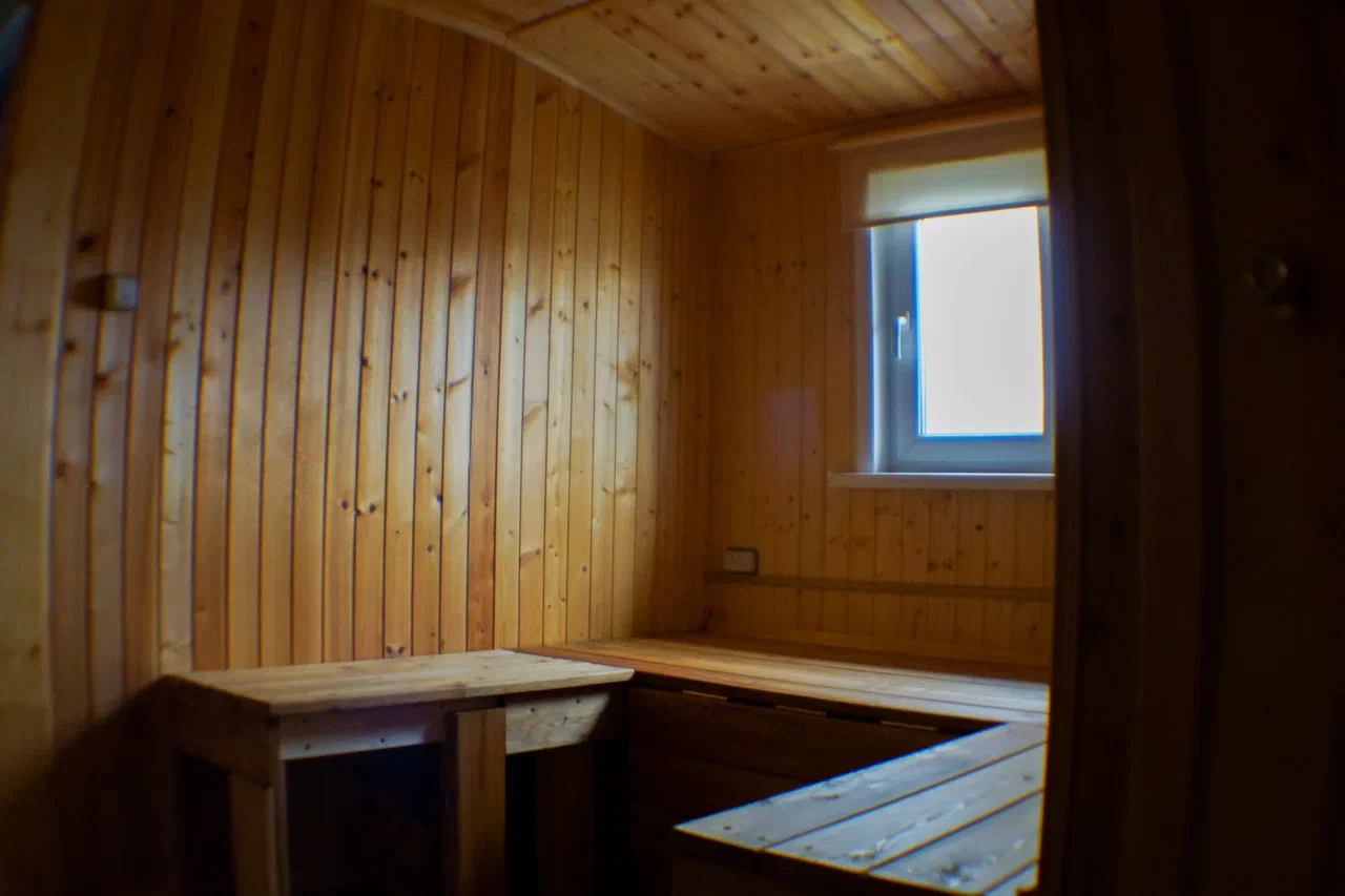 Свидание за городом в доме на воде