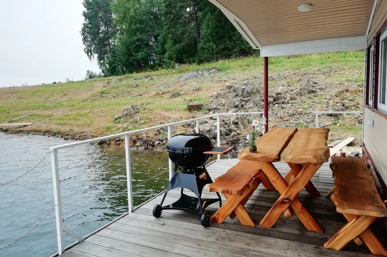 Свидание за городом в доме на воде