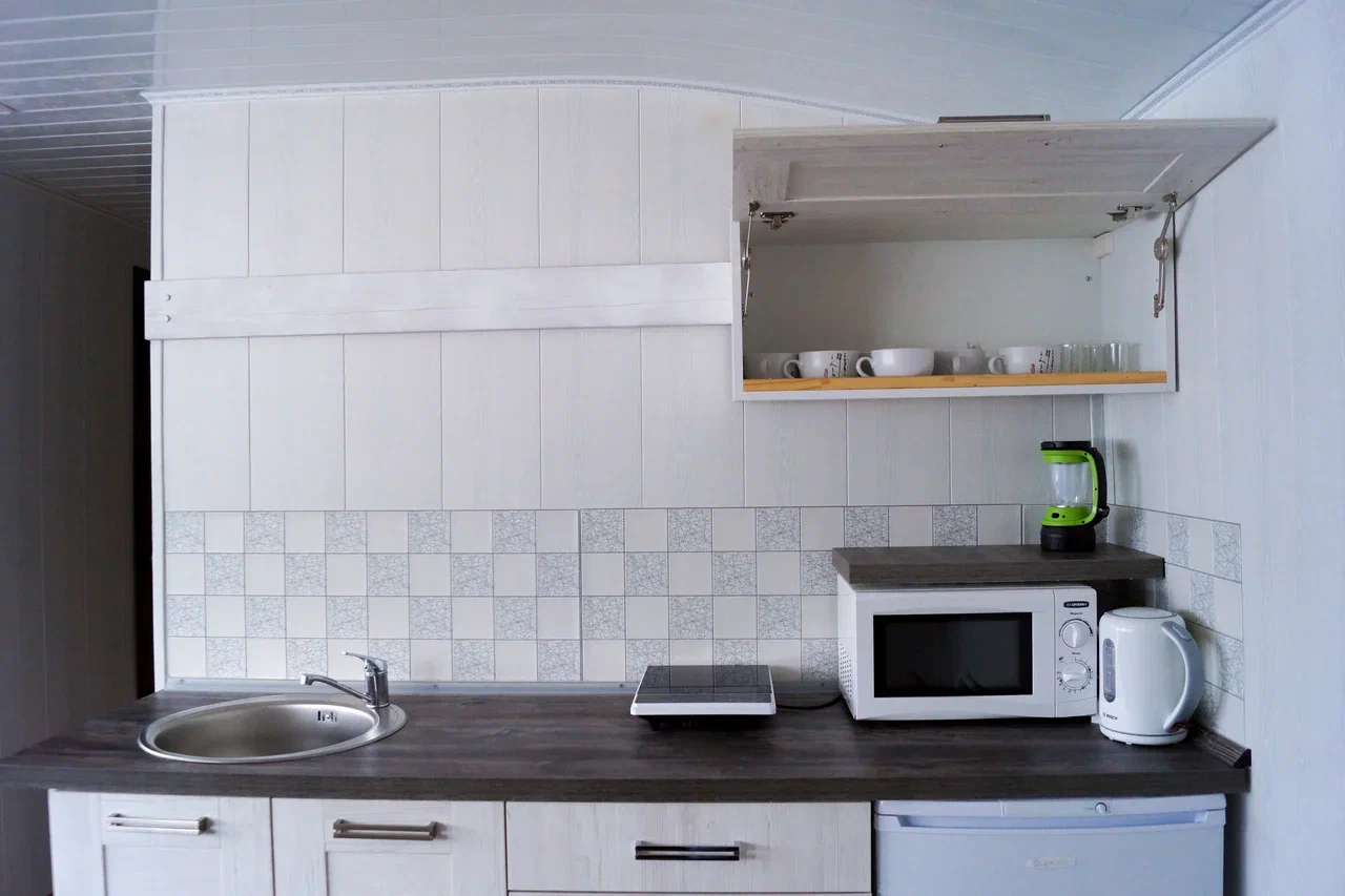 Свидание за городом в доме на воде