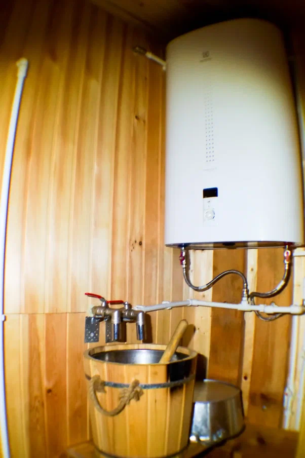 Свидание за городом в доме на воде