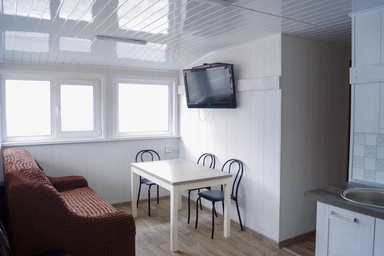 Свидание за городом в доме на воде