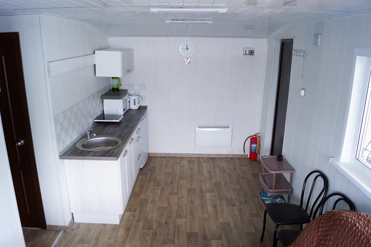 Свидание за городом в доме на воде