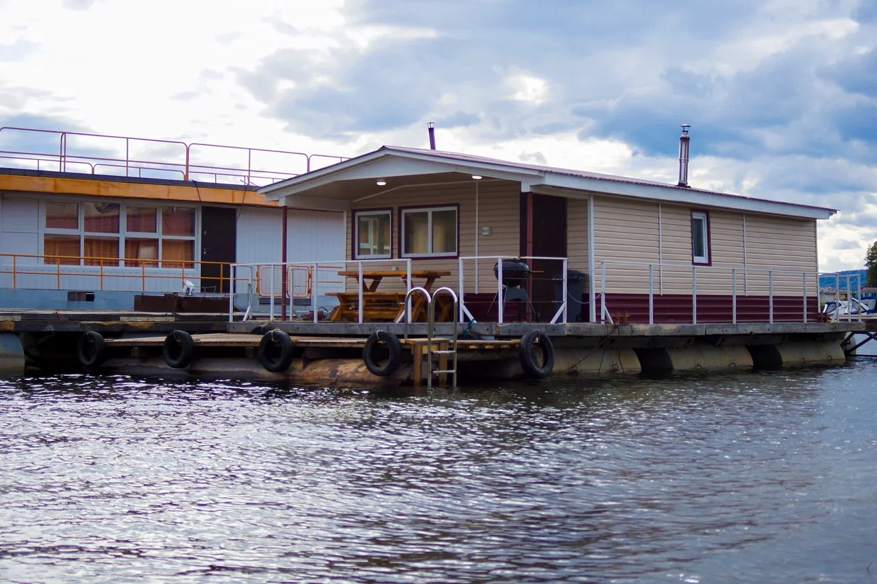 Свидание за городом в доме на воде