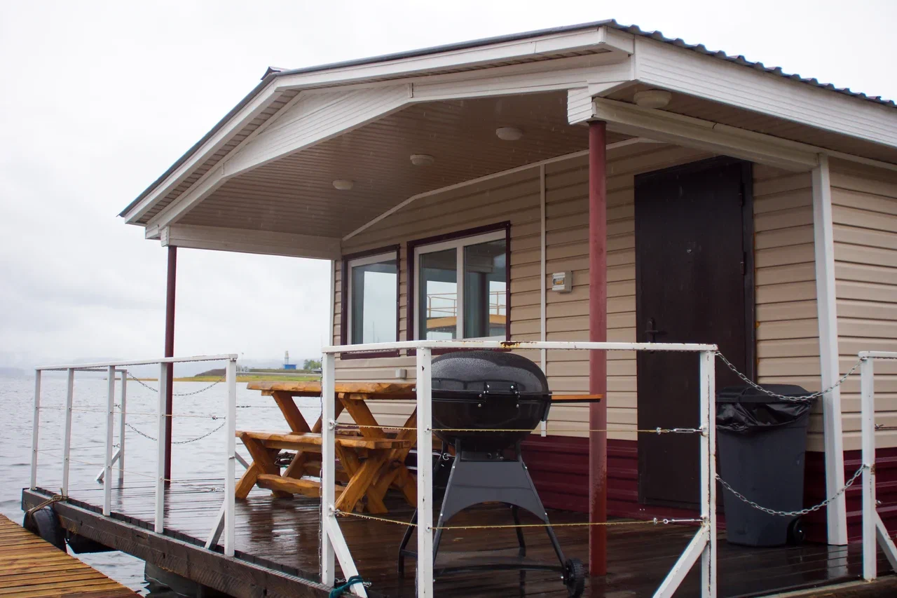 Свидание за городом в доме на воде