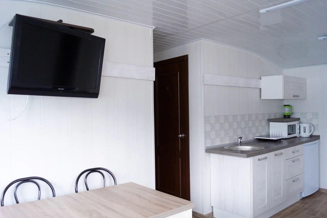 Свидание за городом в доме на воде