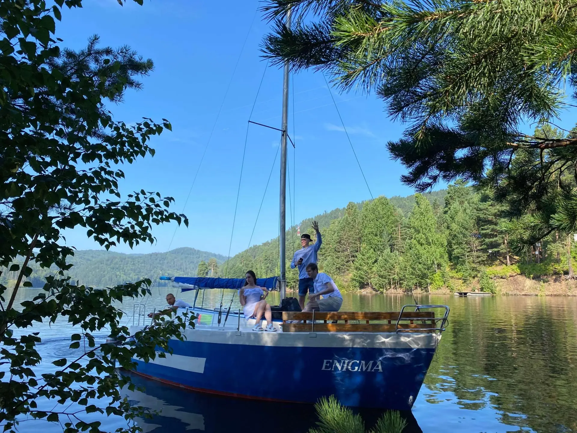 Катание на яхте до Красноярской ГЭС