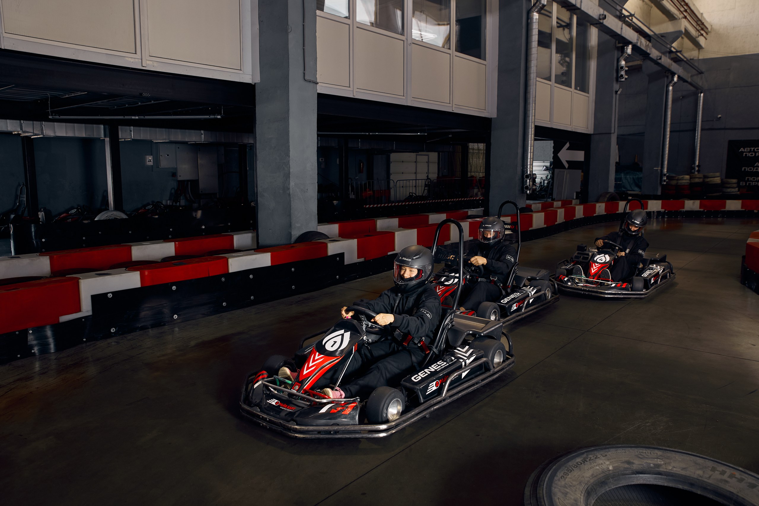 Драйвовый картинг на крытом треке