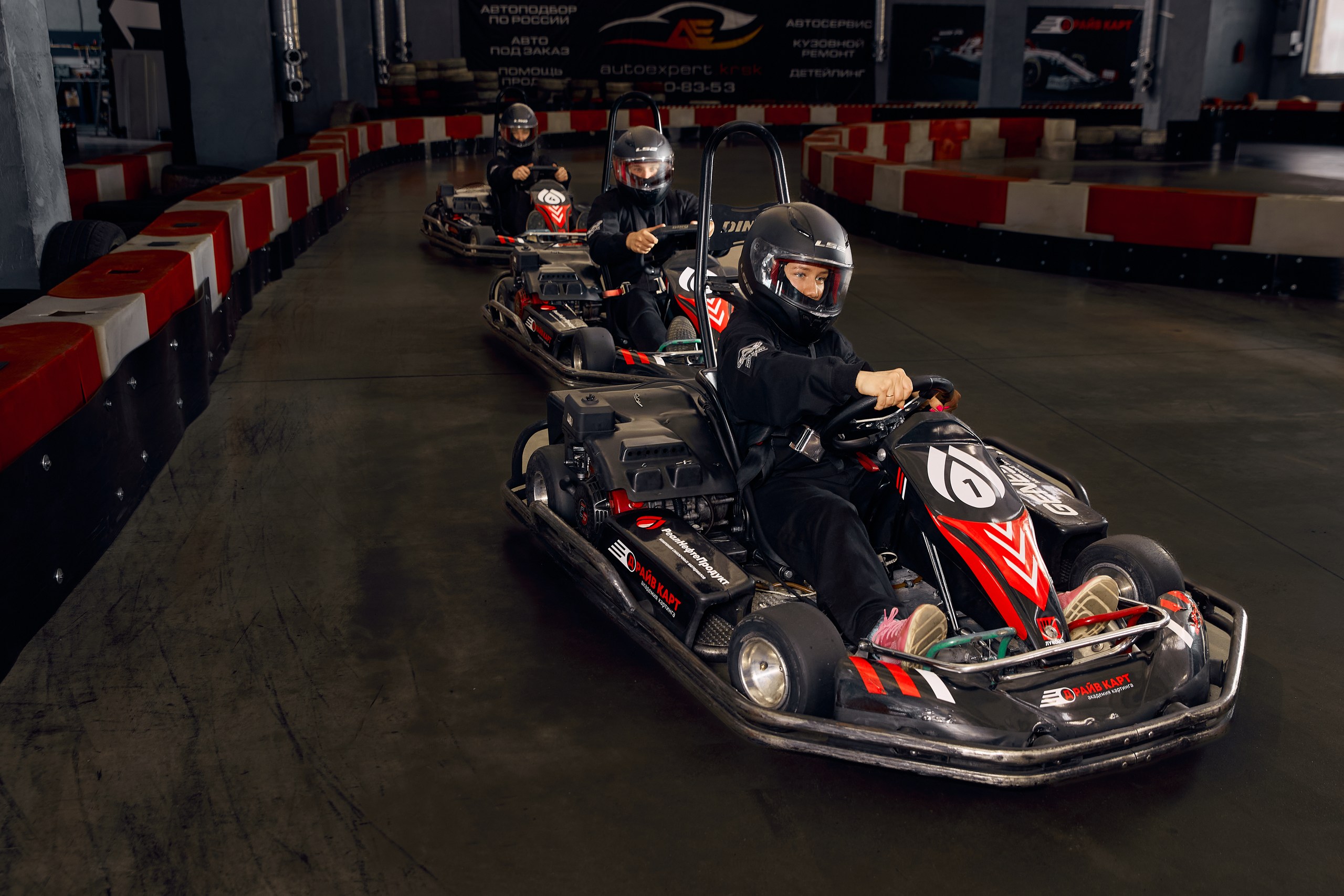 Драйвовый картинг на крытом треке