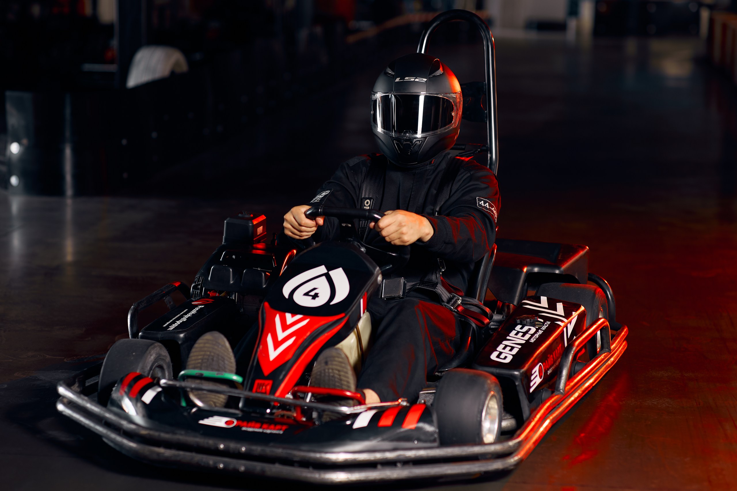 Драйвовый картинг на крытом треке