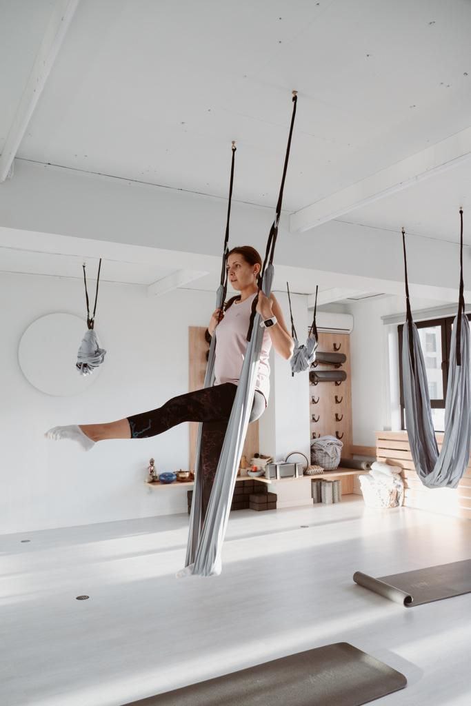 Занятие по йоге в гамаках