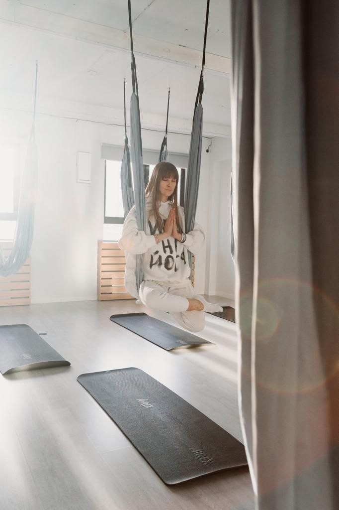 Занятие по йоге в гамаках