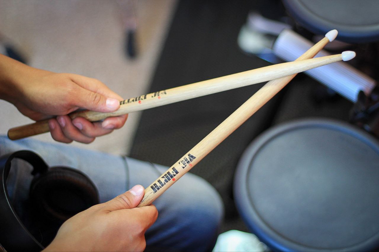 Урок игры на барабанах