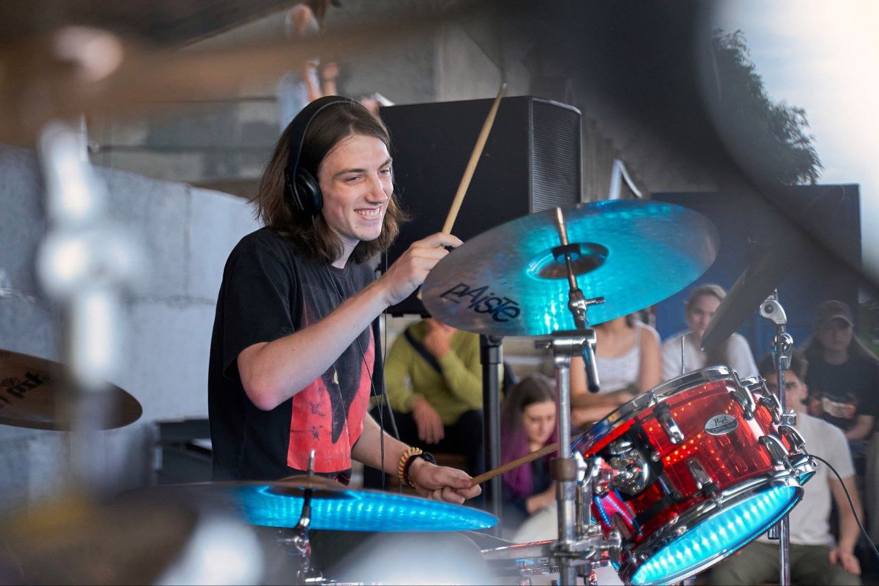 Урок игры на барабанах