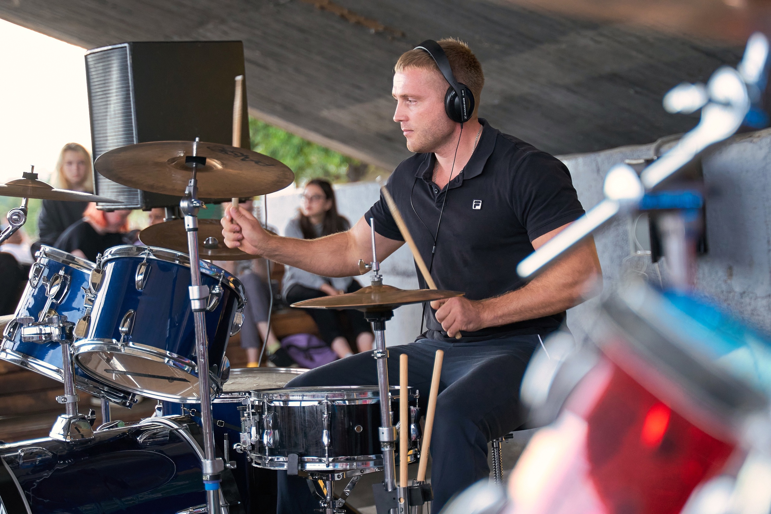 Урок игры на барабанах