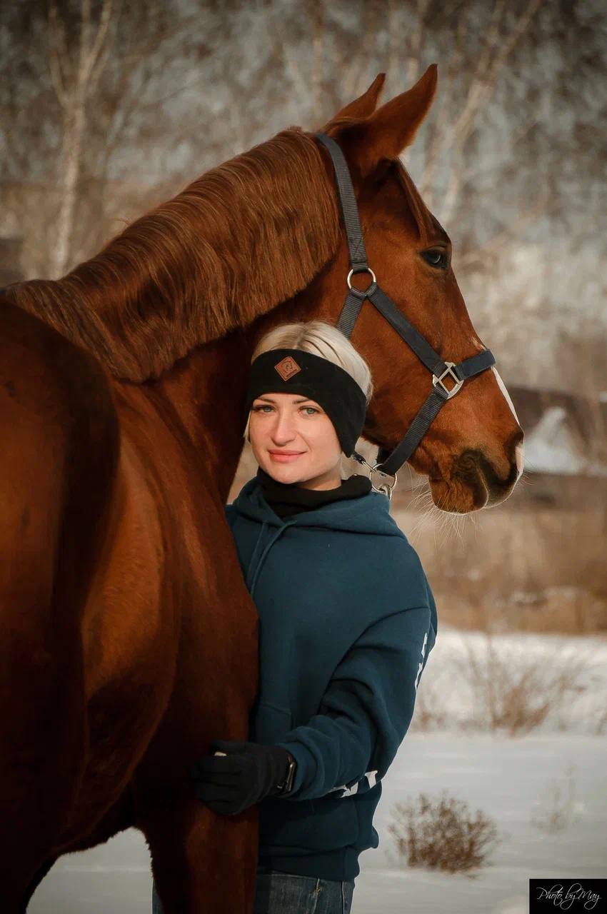 Урок верховой езды на ипподроме