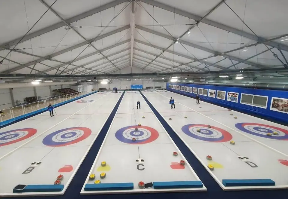 Мастер-класс по игре в керлинг для компании