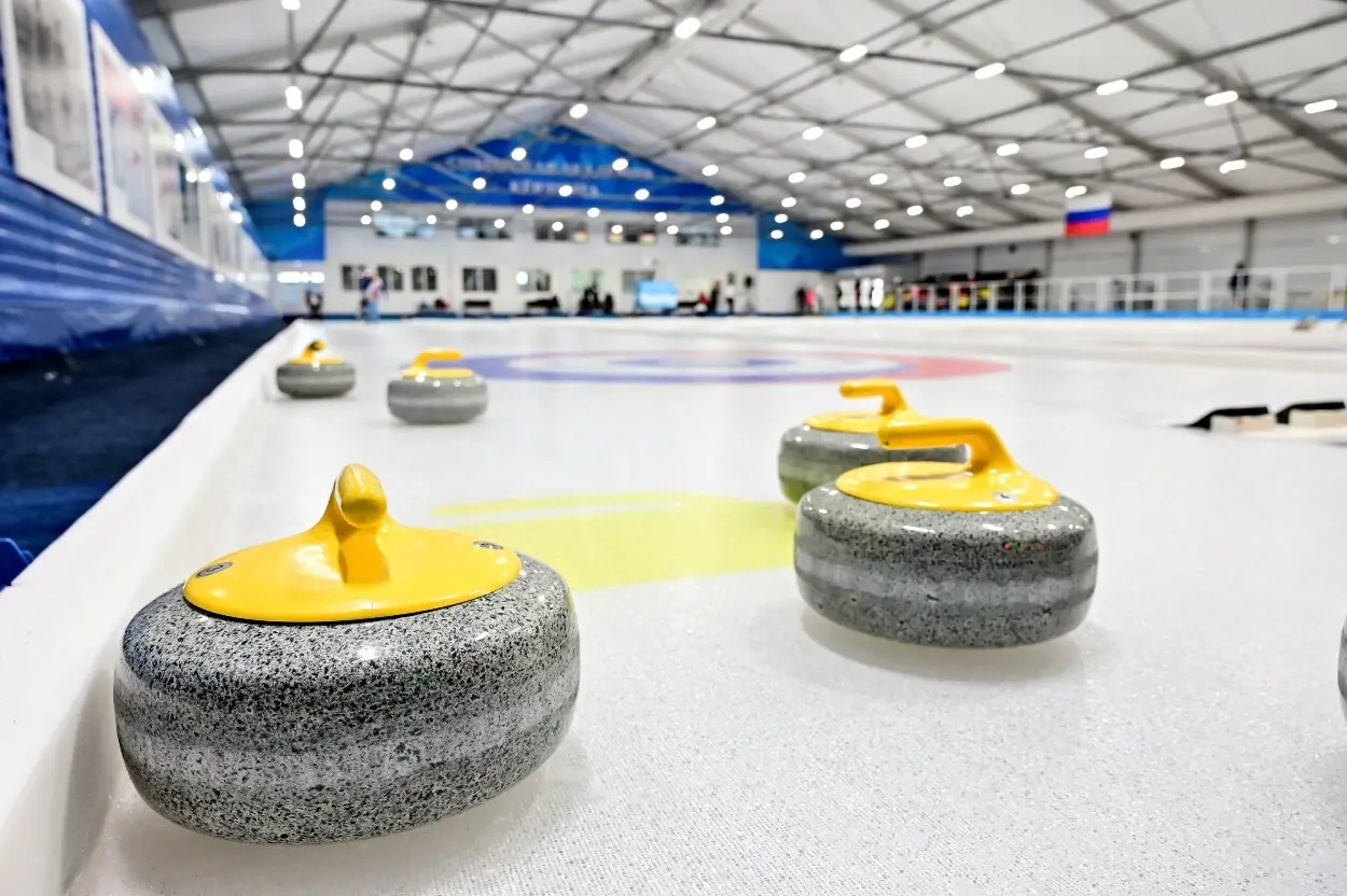 Мастер-класс по игре в керлинг для компании