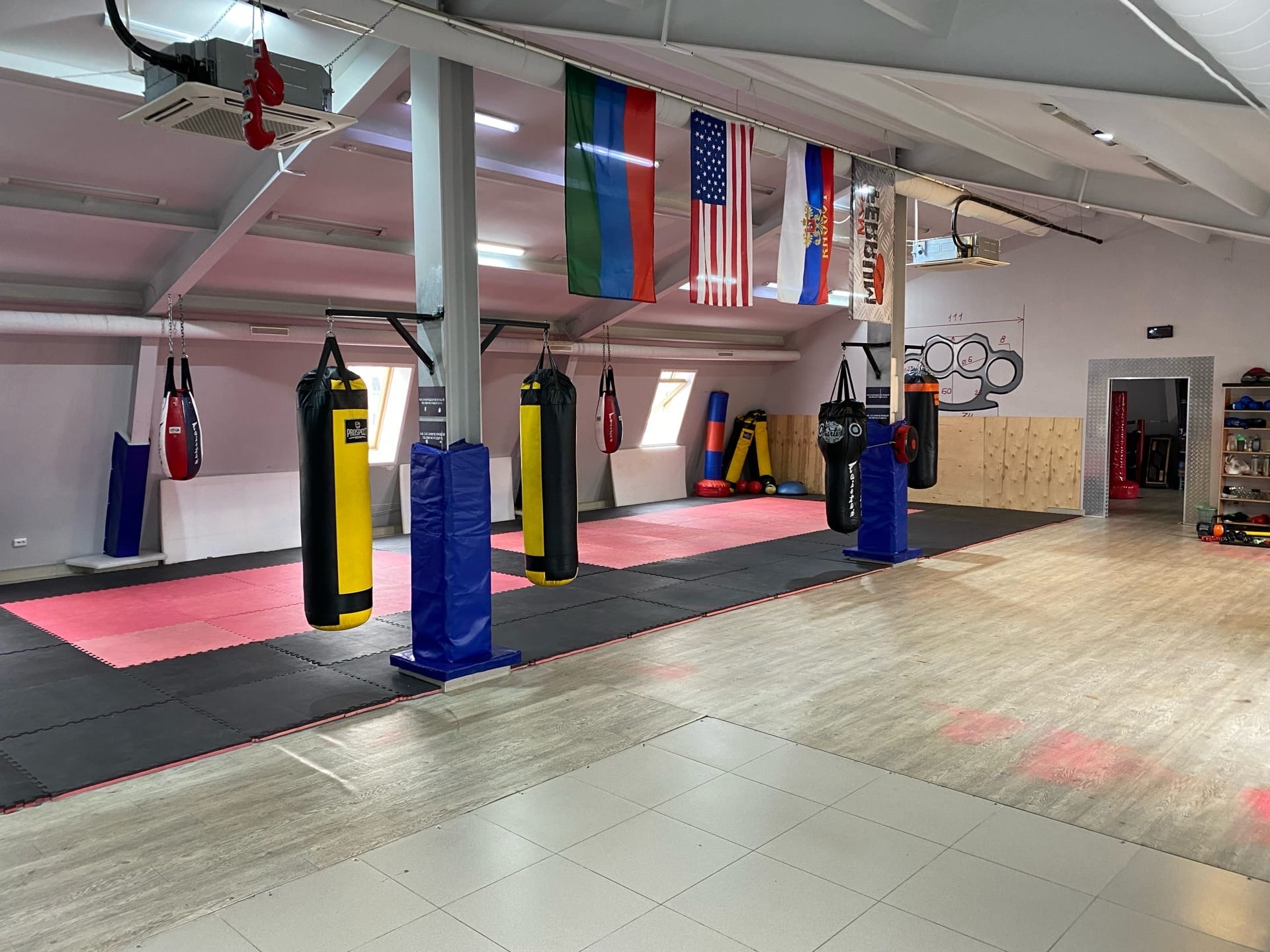 Тренировка по боксу и самообороне в группе