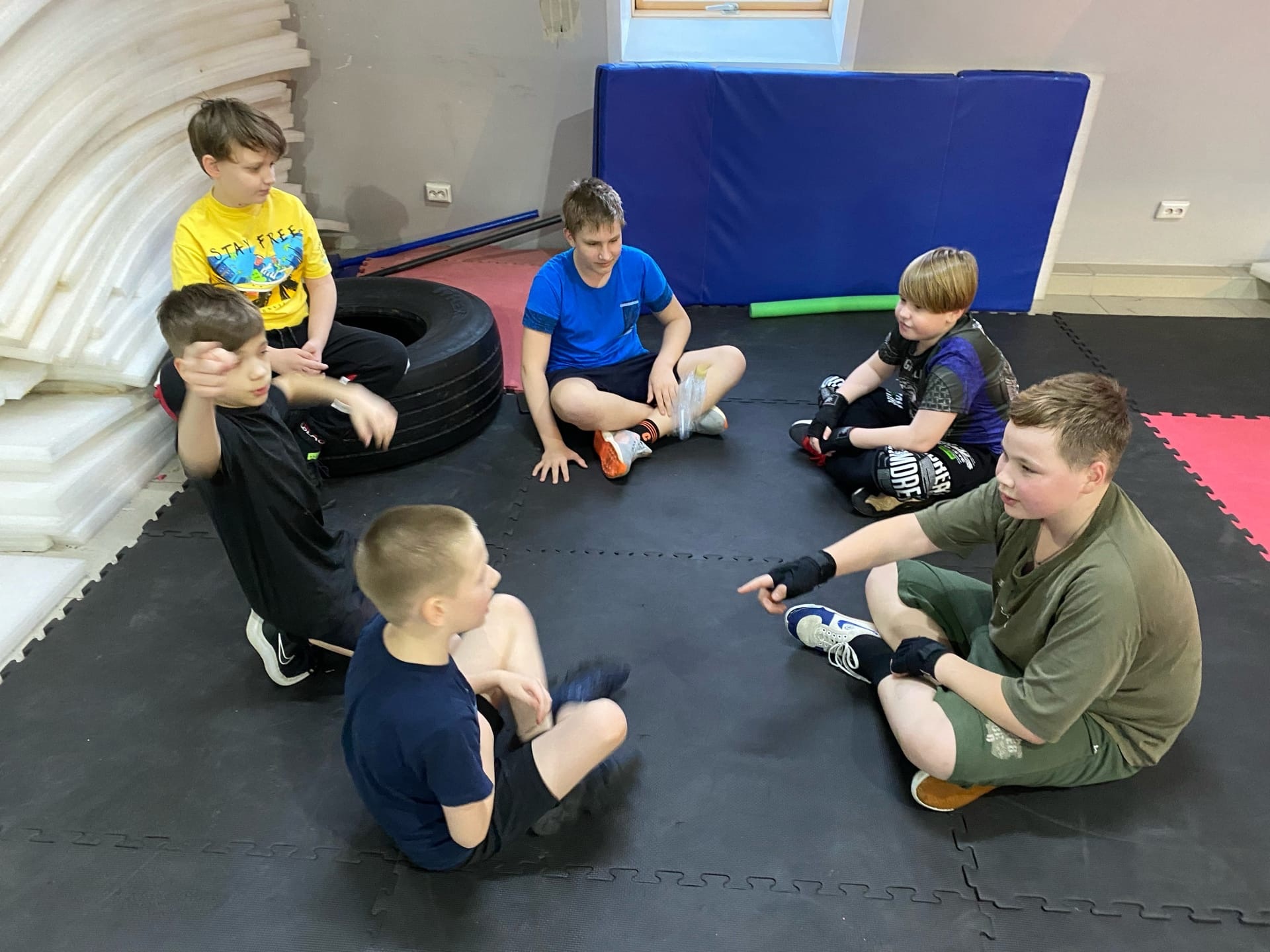 Тренировка по боксу и самообороне в группе