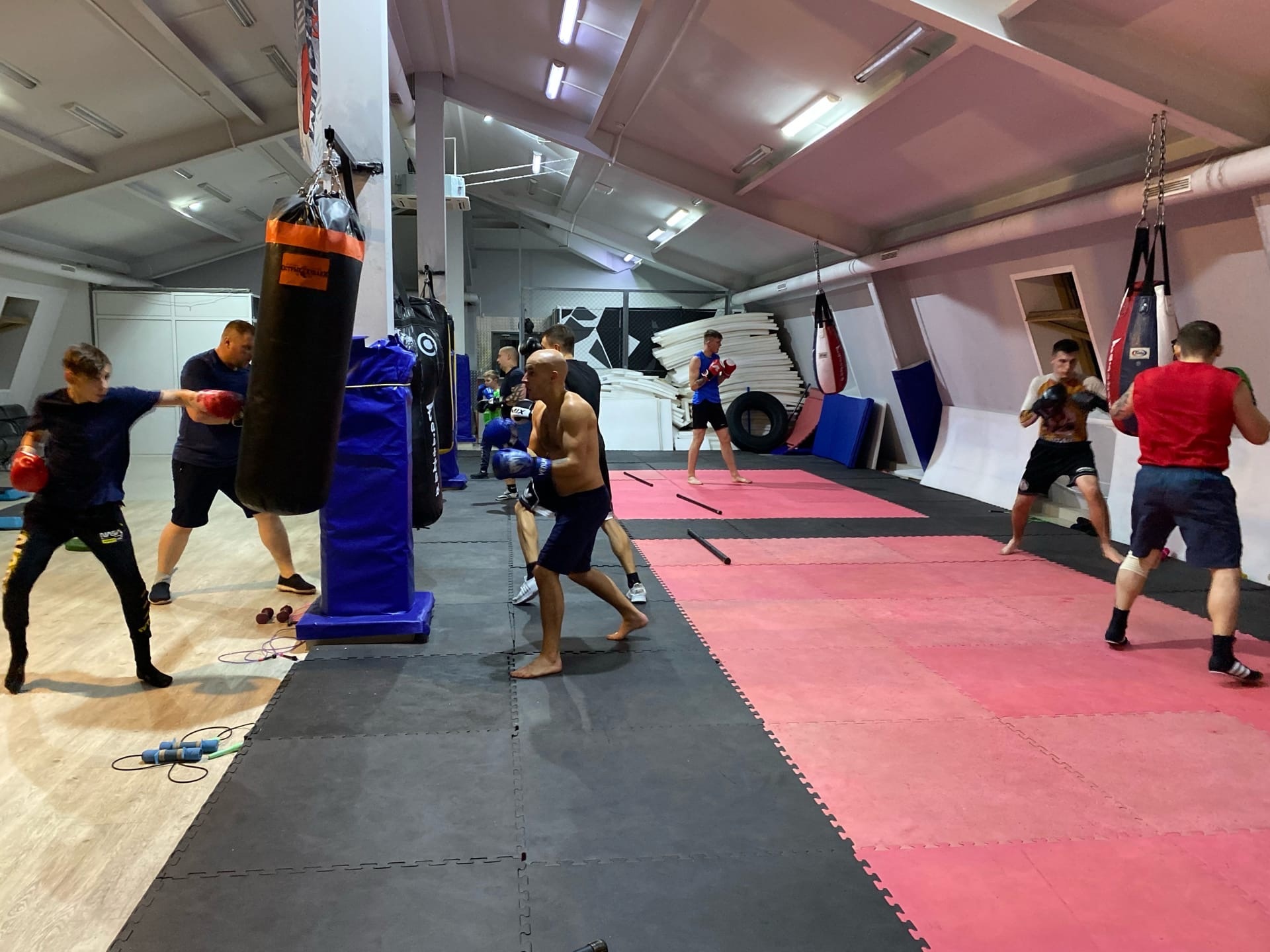 Тренировка по боксу и самообороне в группе