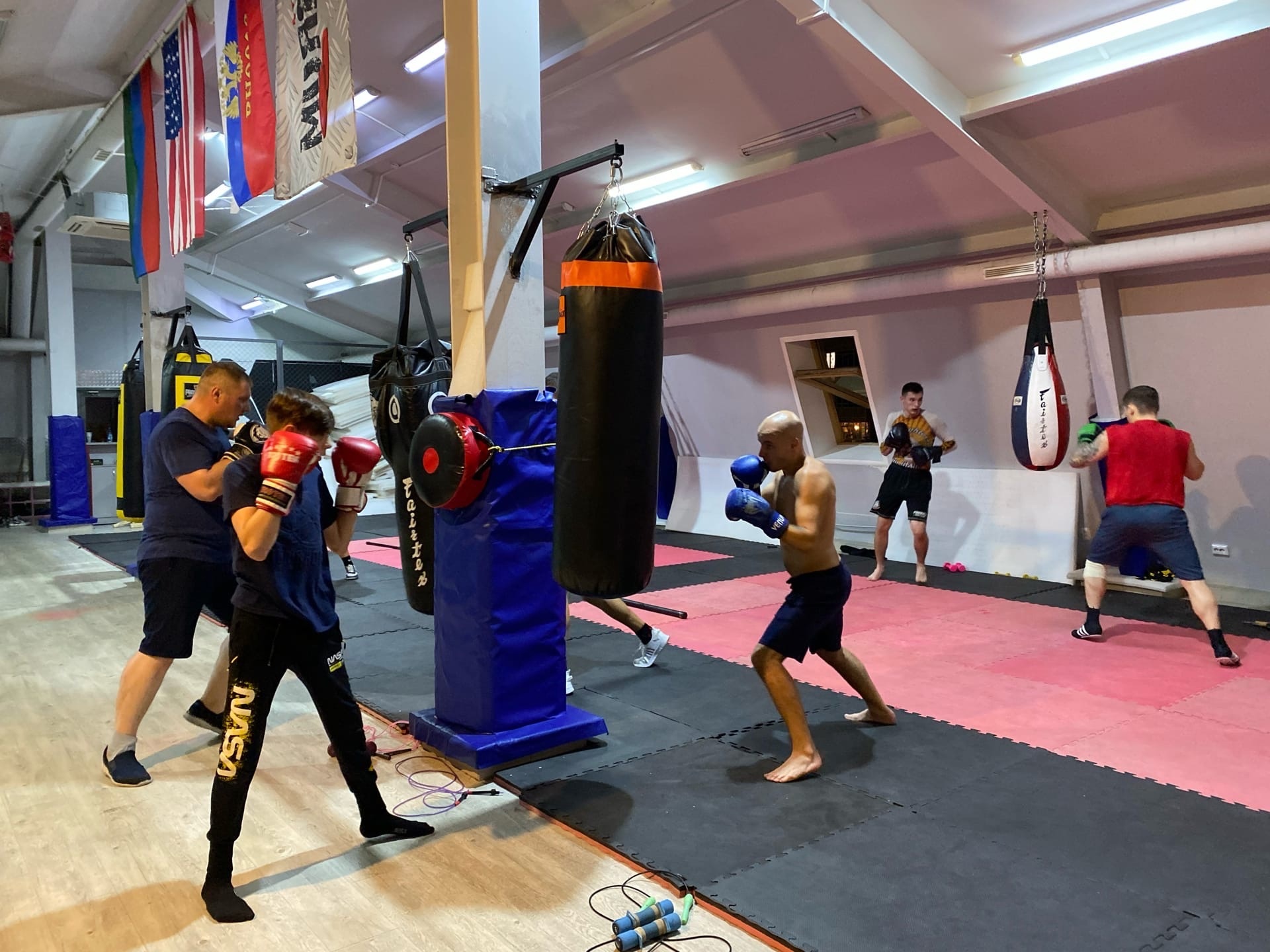 Тренировка по боксу и самообороне в группе