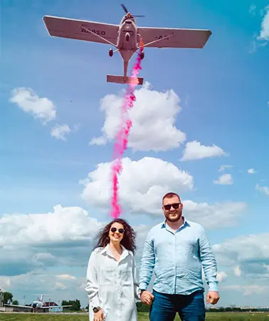 Гендер-пати с дымом из самолета