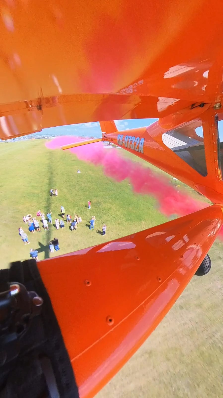 Гендер-пати с дымом из самолета