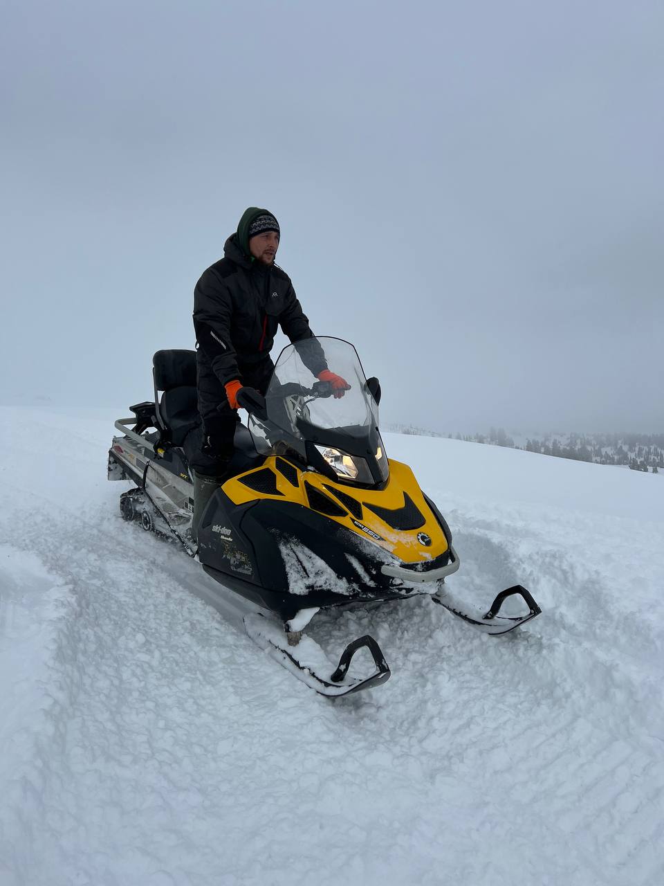Катание на снегоходе: скалы Сивая и Магда