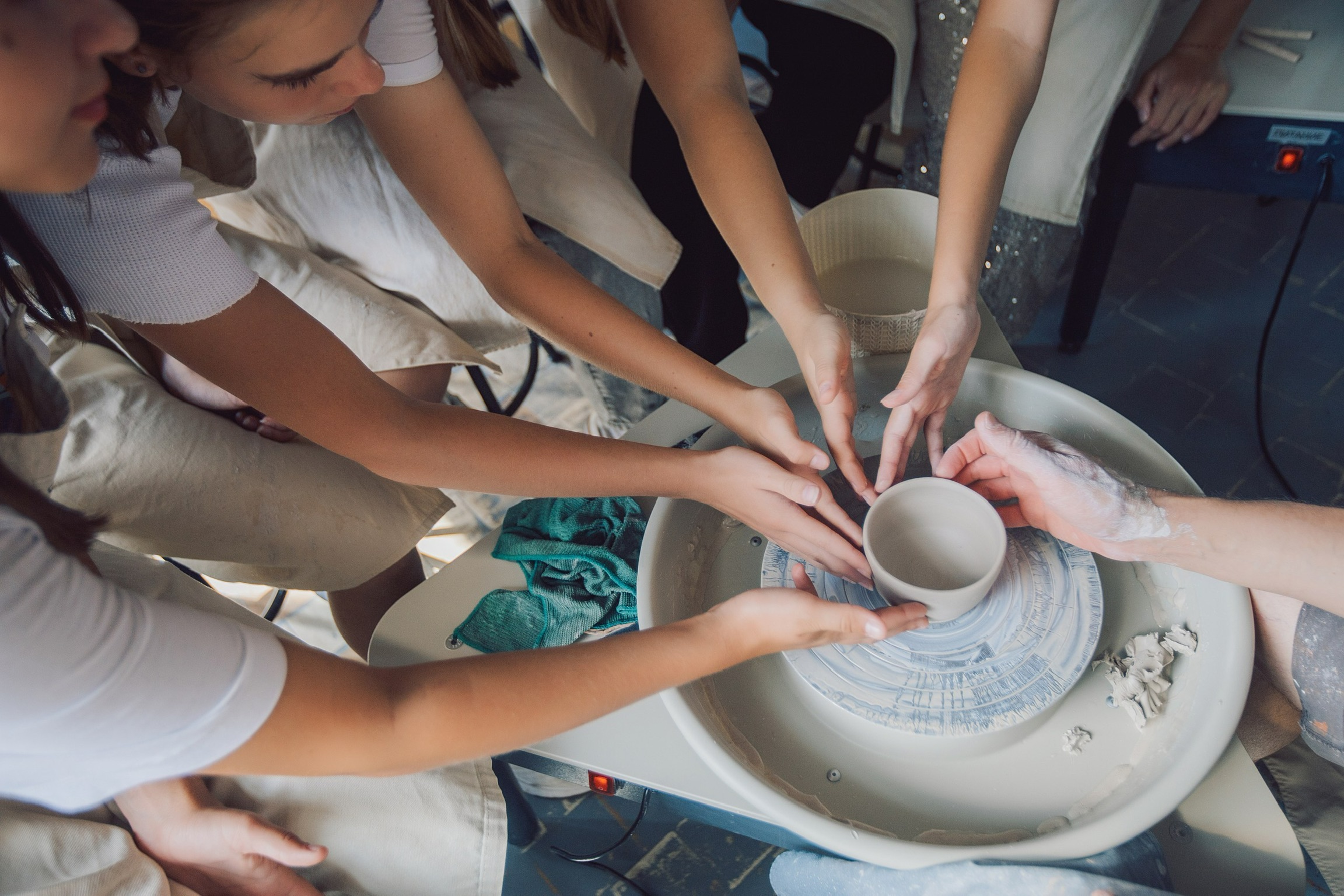 Групповой мастер-класс за гончарным кругом