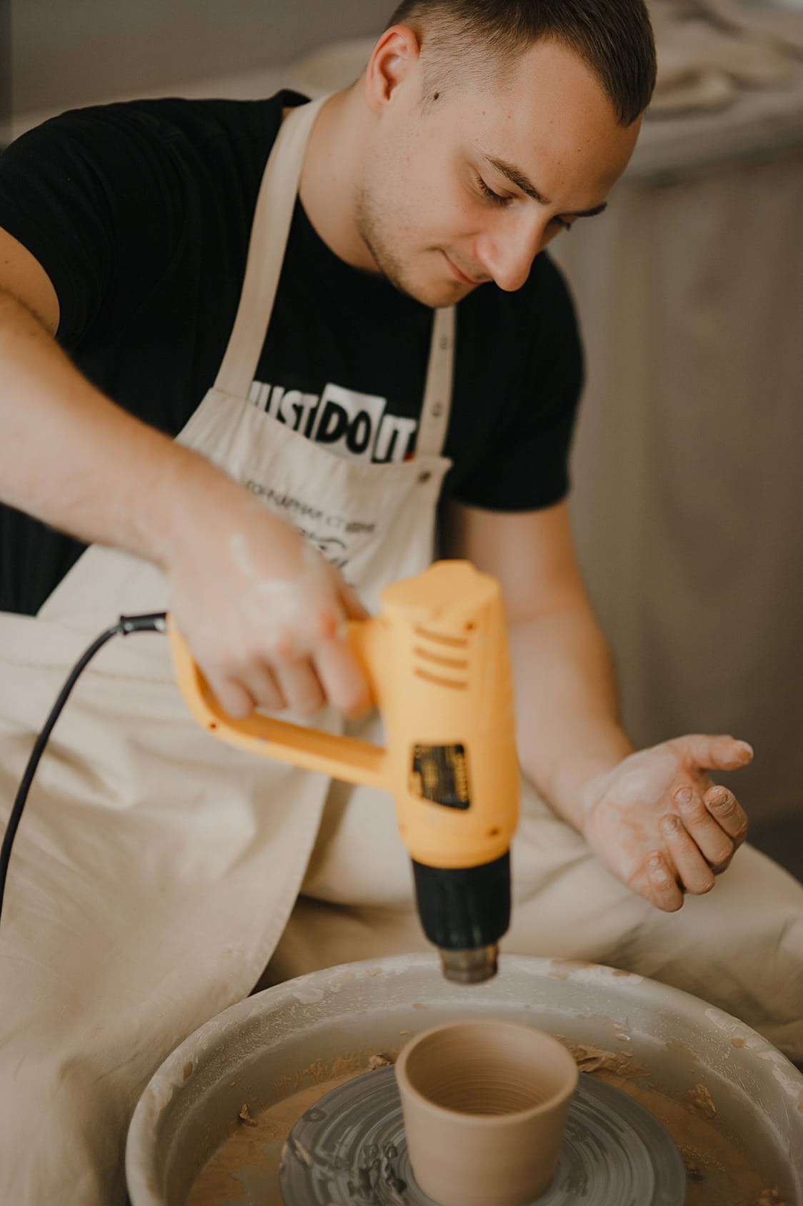 Групповой мастер-класс за гончарным кругом