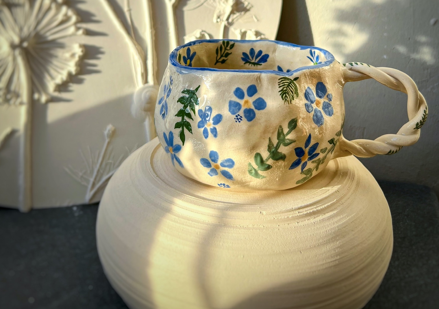 Групповой мастер-класс за гончарным кругом